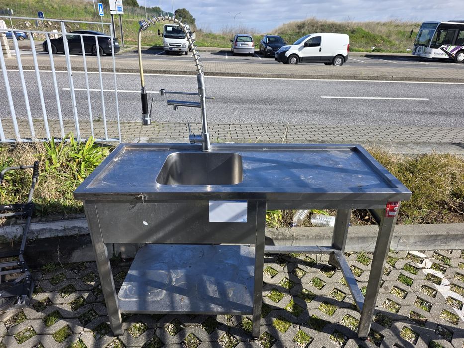 Bancada de Inox com torneira com dois Monocomandos