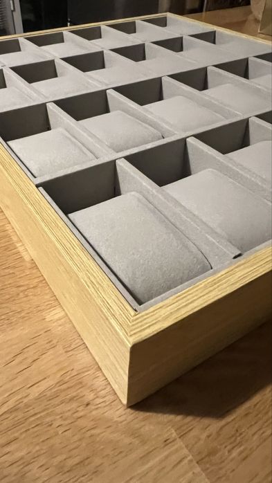 Caixa de exposicão/arrumação de 24 relógios