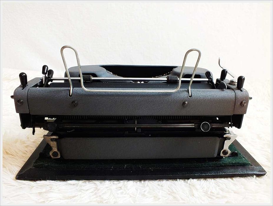 Stara maszyna do pisania Rheinmetal mała, zgrabna z lat 40-50-tych PRL