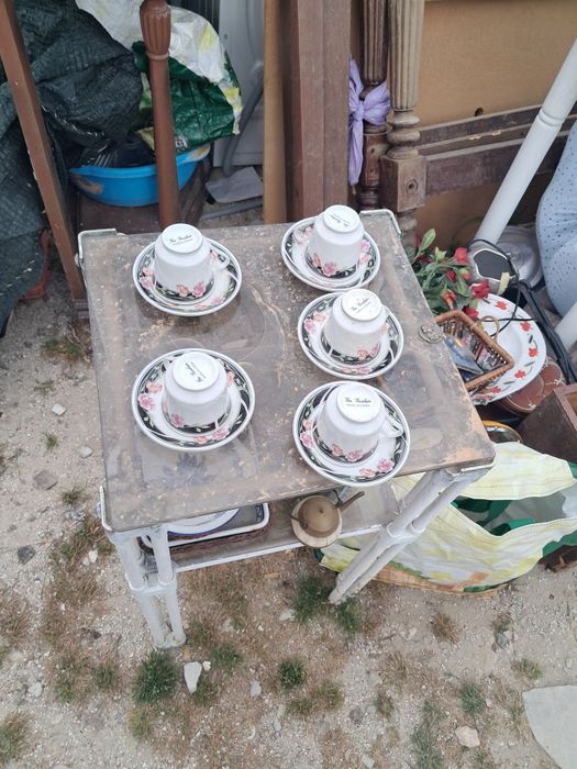Cinco chavenas de café  com pires