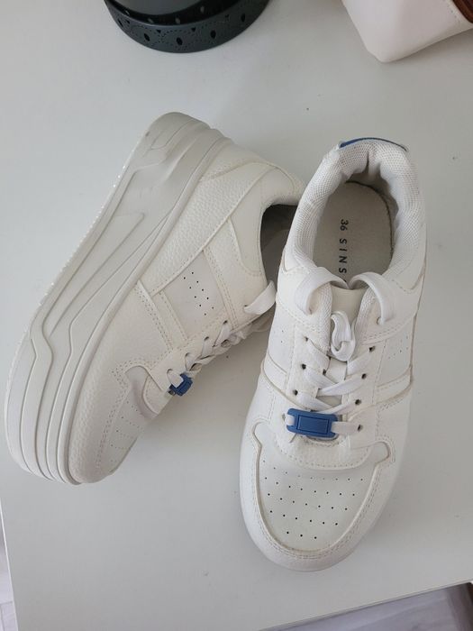 Buty sportowe na wyższej podeszwie 36