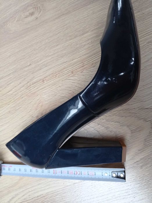 Buty damskie RESERVED r.39 na 11 cm obcasie. Granatowe.