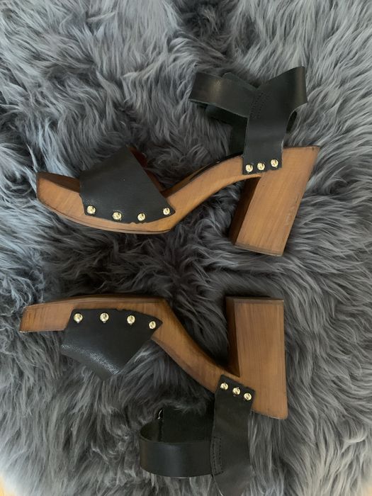 Sandały na drewnianej podeszwie