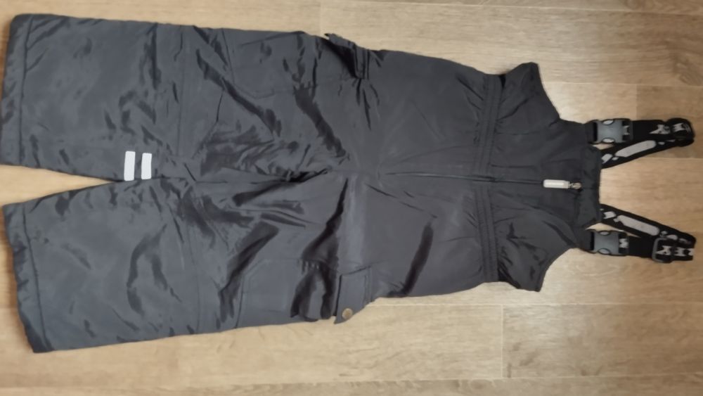 Штани на підтяжках або напівкомбінезон на весну - осінь.