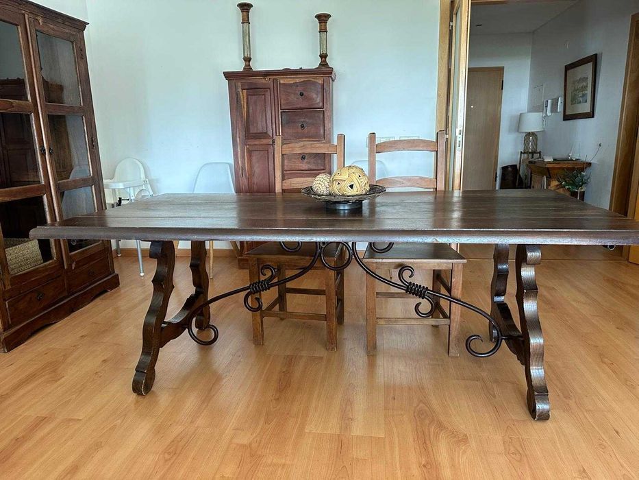 Mesa de jantar em madeira maciça