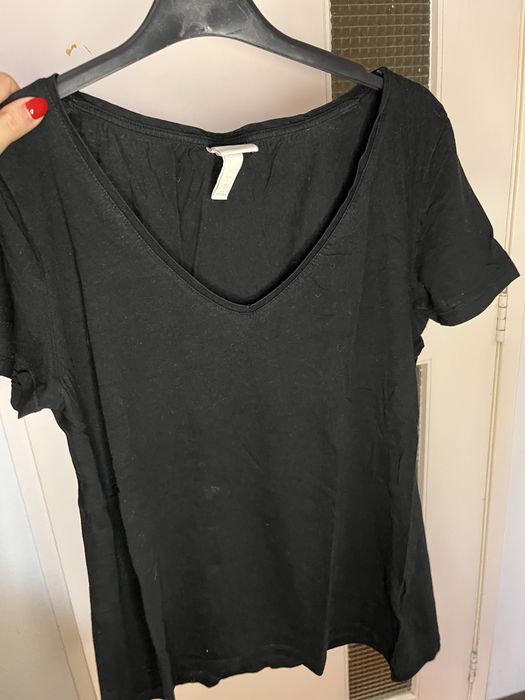 Tshirt preta com decote em V