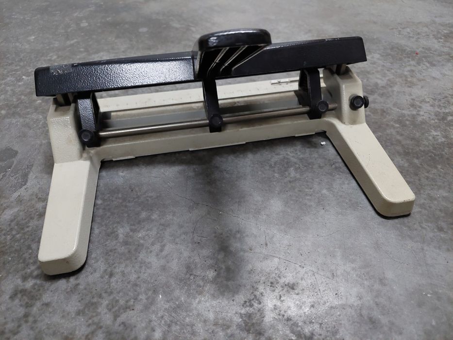 Furador Ajustável Heavy Duty Leitz AKTO .