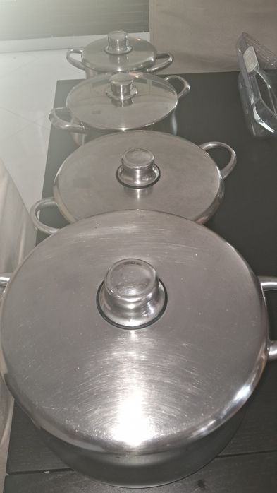 Vendo conjunto de 4 panelas em inox, com fundo triplo em ótimo estado. Serve somente para fogão a gás!