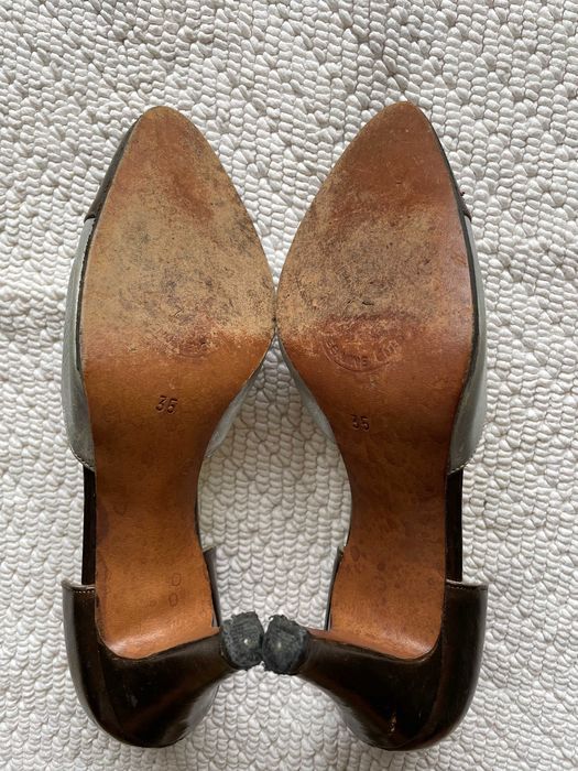 Sapatos de toilette prateados e dourados