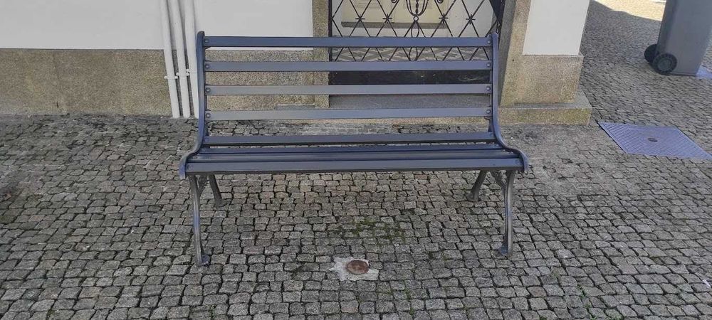 Bancos de jardim em metal cinzento