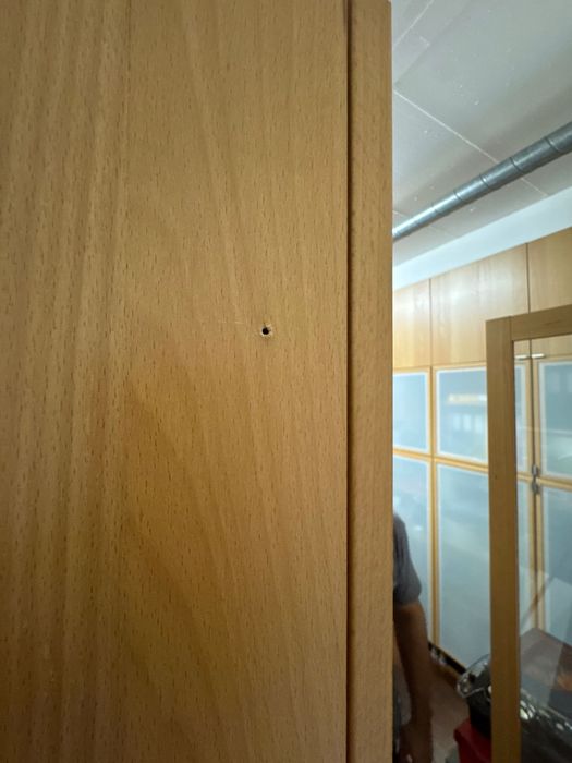 Móvel/estante vitrine para CDs/DVDs com portas de vidro