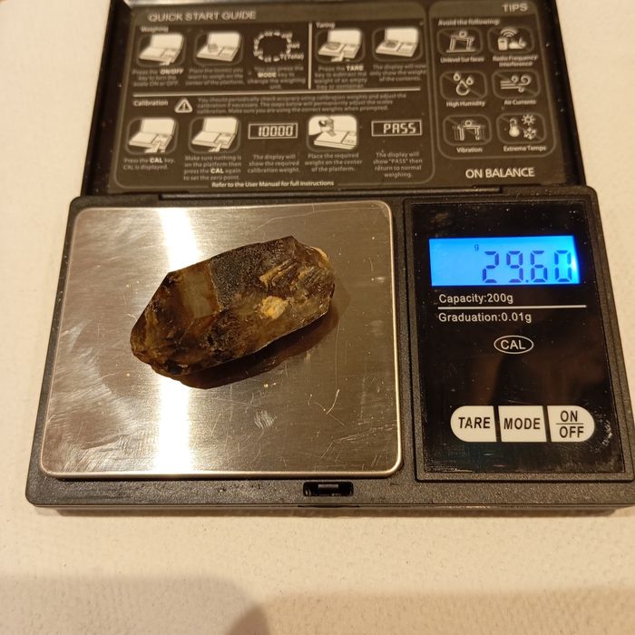 Cyrkon, minerał, kryształ.