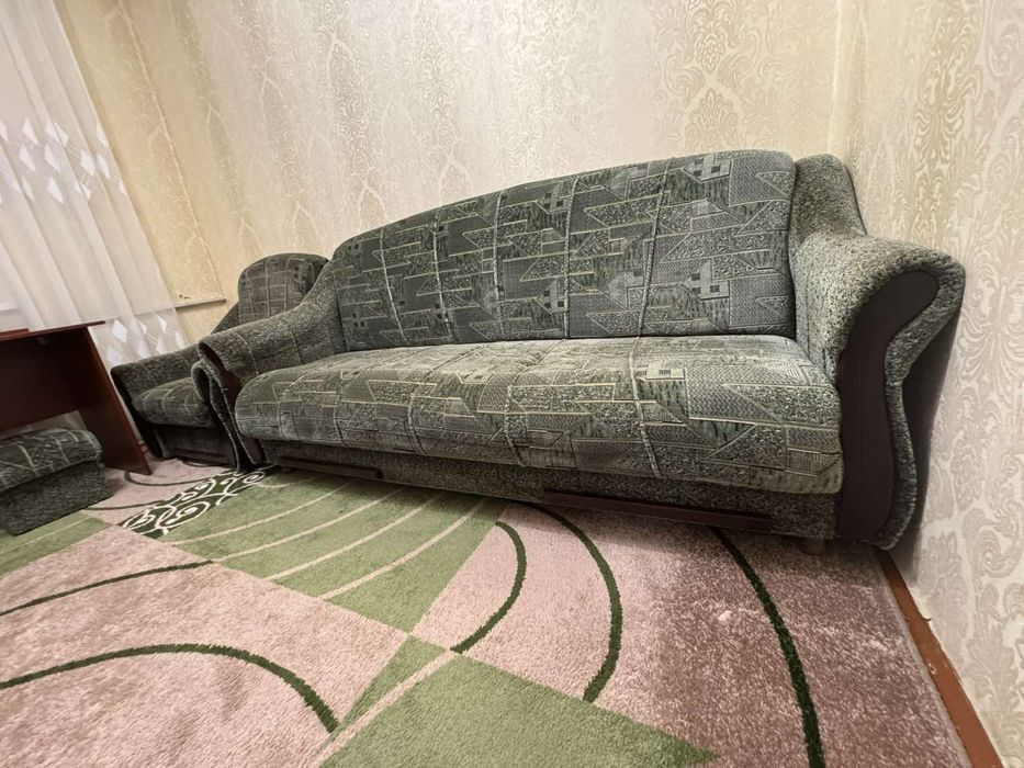 Продам диван з кріслами.