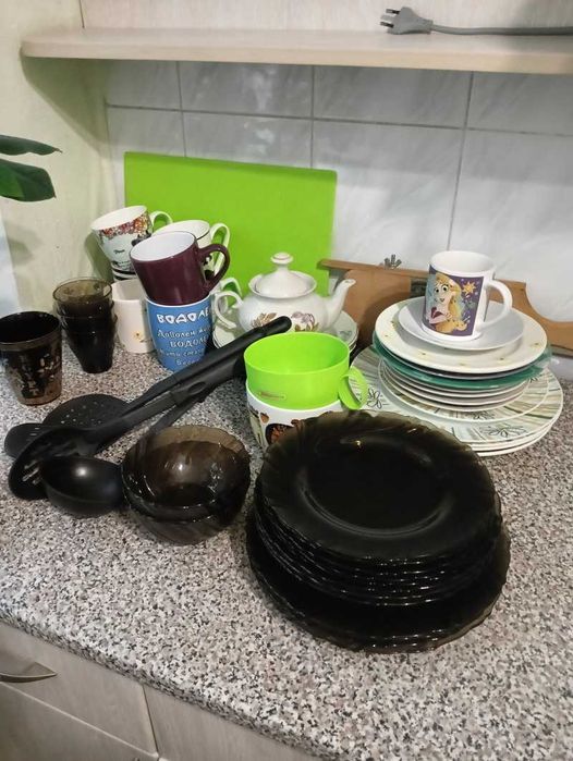 Посуда: кастрюлі, чашки, келихи, бокали, кружки для пива, інше