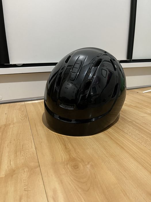 Kask narciarski.