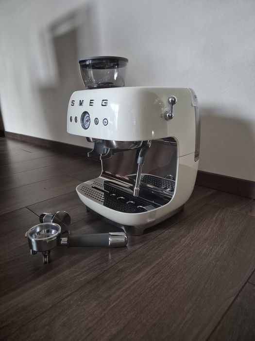Ekspres kolbowy SMEG z młynkiem i spieniaczem nowy