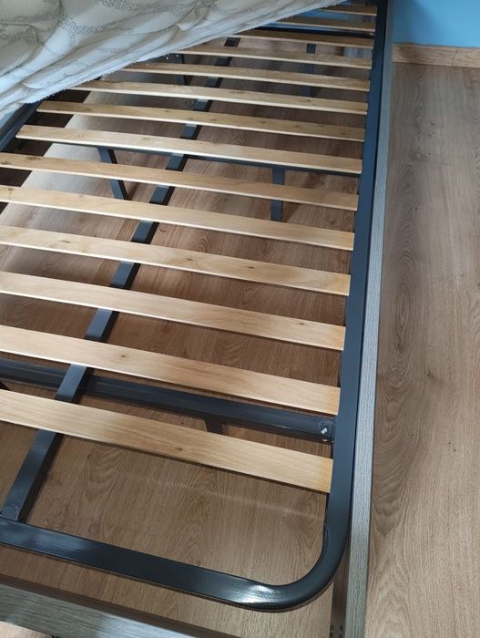 Vendo cama solteiro com estrado, colchao e mesa de cabeceira como novo