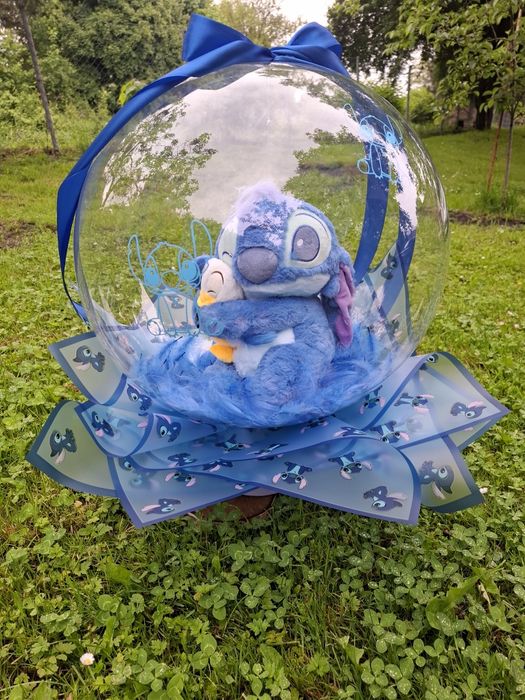 Stich , maskotka sticha w balonie , box z balonem