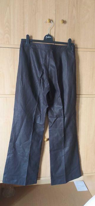 Połyskujące spodnie z szerokimi nogawkami