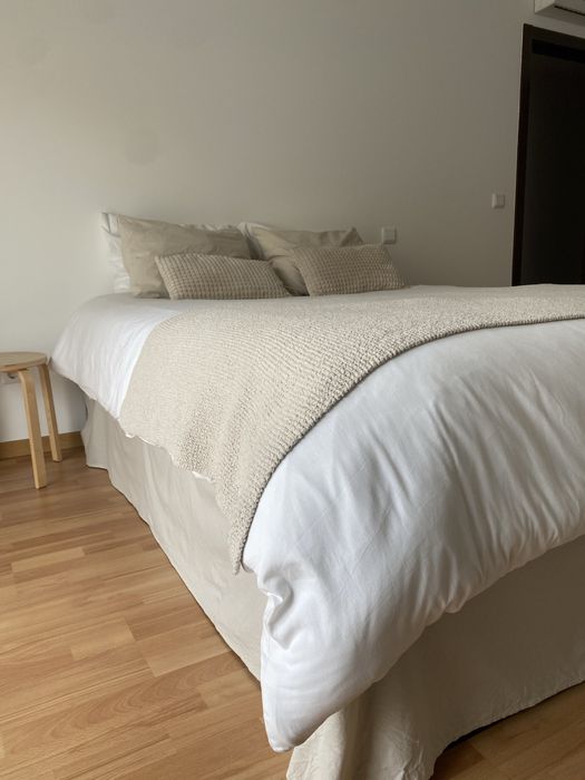 Cama sommier de casal com arrumação