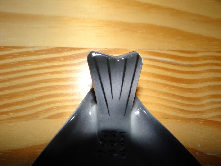 Popielniczka jaskółka Ćmielów uszkodzona