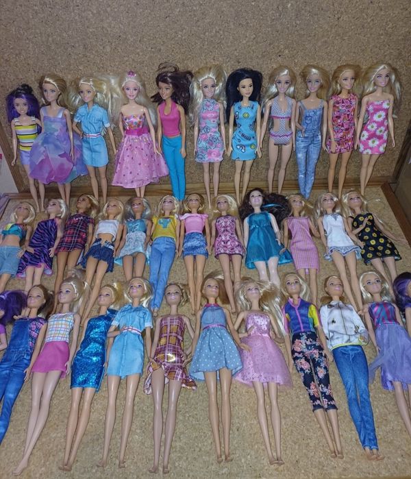 Barbie com roupa. 
Mattel. 
Cada boneca = 8€