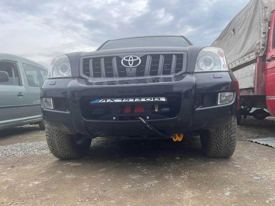 Відкідний тримач номерного знака на клюз лебідки