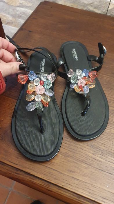 Sandálias novas , nunca usadas, lindíssimas.