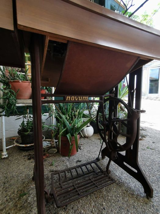 Máquina de Costura Vintage Naumann/Novum com móvel