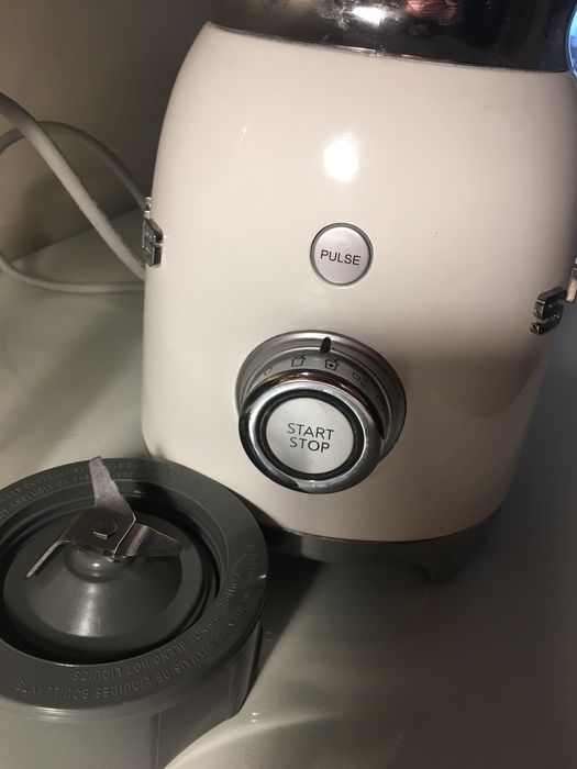 Maquina sumos batidos bolos smeg