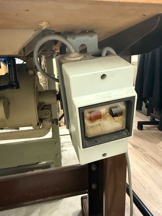 Máquina de Costura Industrial Pfaff – Máquina Profissional com Mesa