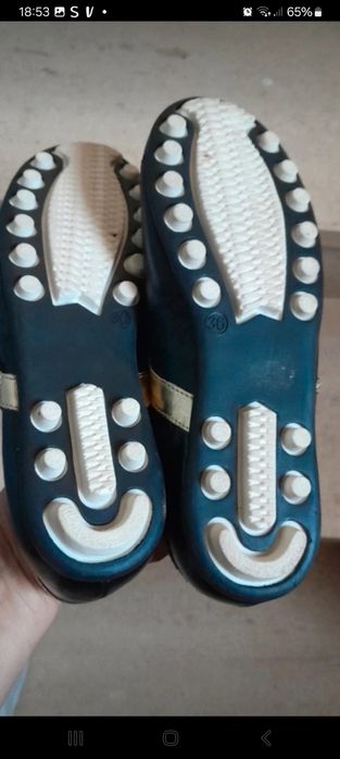 Sapatos pretos/dourados com sola estilo chuteiras