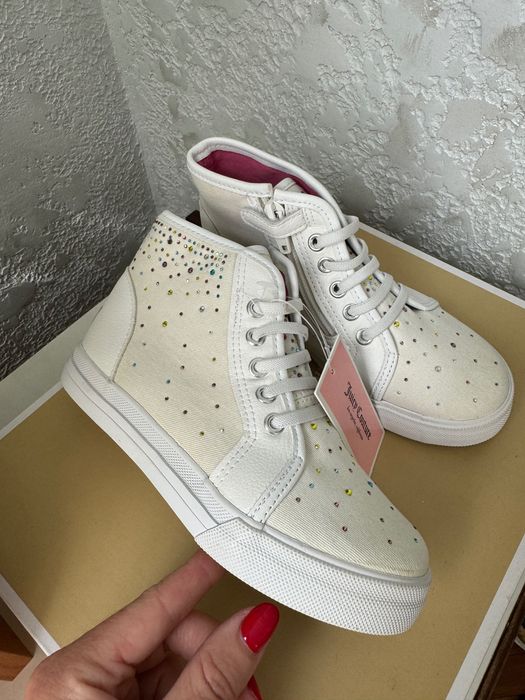 Нові фірмові кросівки