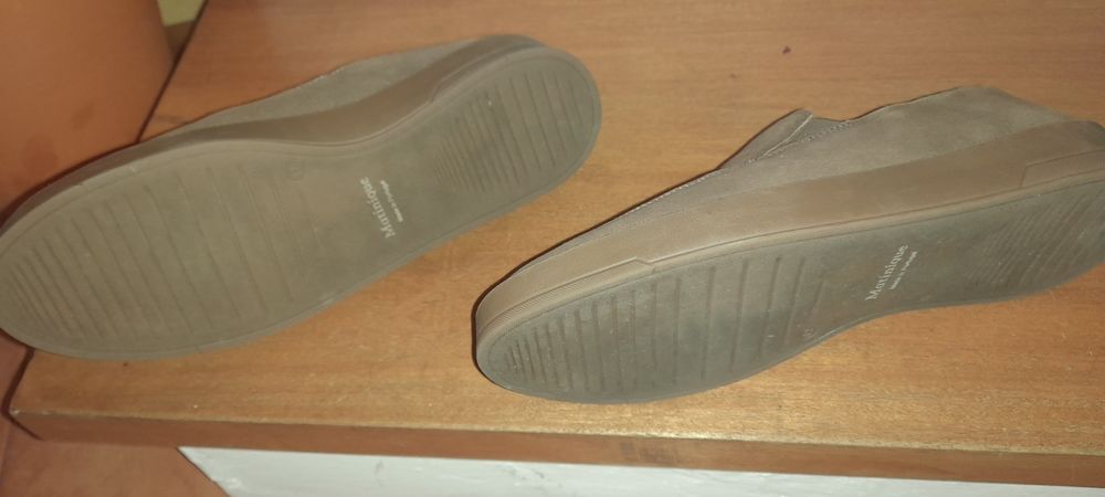 Sapatos camurça, sola borracha, extremamente confortáveis, novos