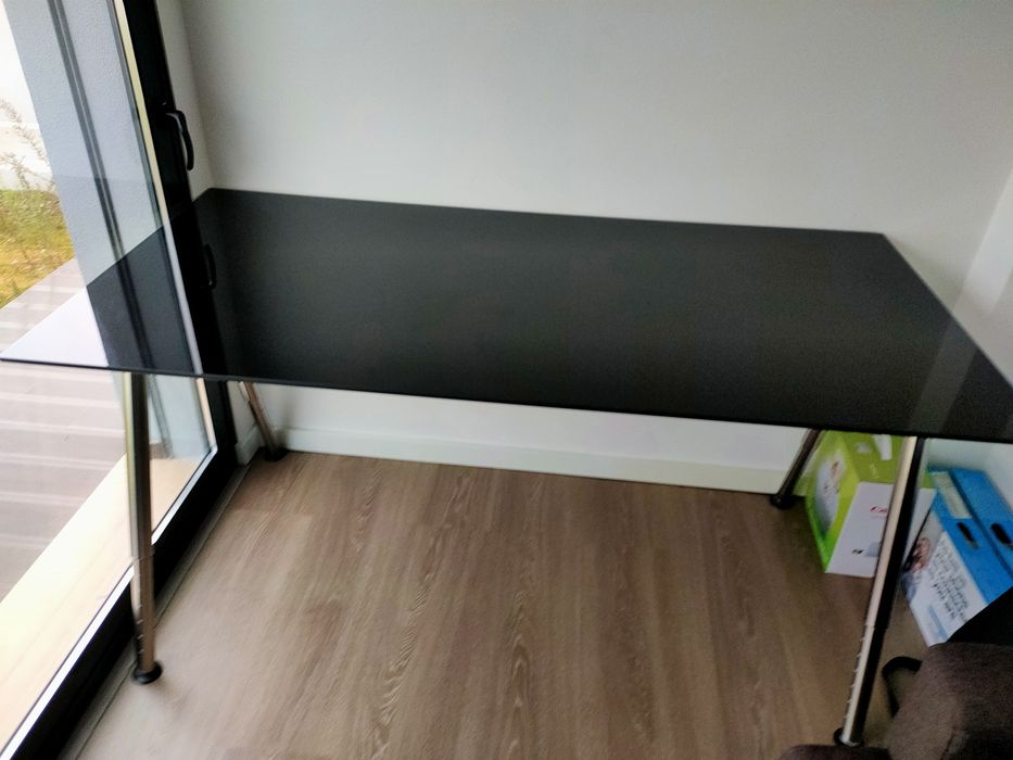 Mesa escritório robusta com tampo vidro escurecido