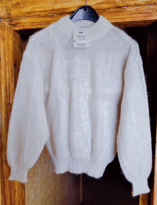 Свитерок девичий.