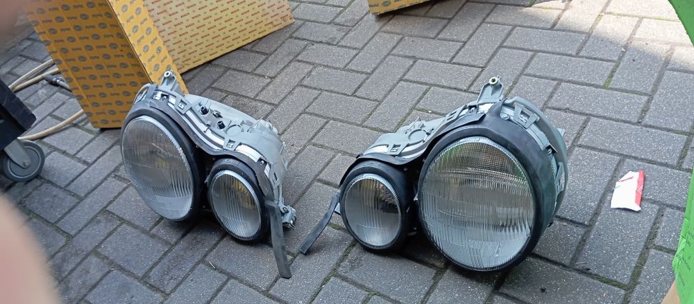Lampa reflektor Mercedes 210