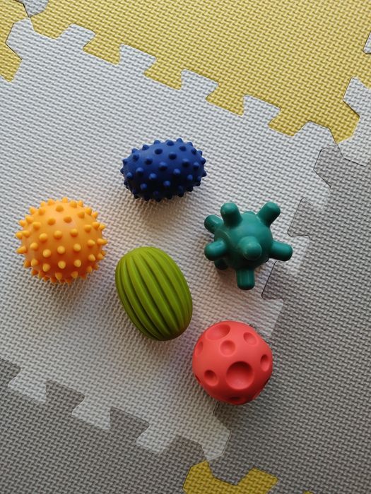 Piłeczki sensoryczne 5 sztuk Mom's care