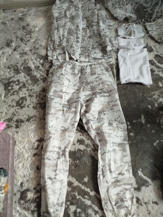 Мас-халат білиі,тканина не промокає-не продувається і тихенька .