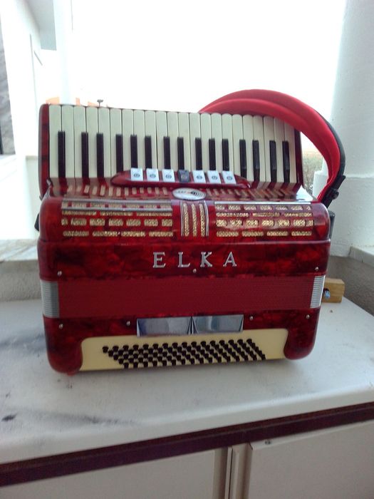 Acordeão ELKA Italiano - grande qualidade - em Muito Bom Estado com mala e correias novas