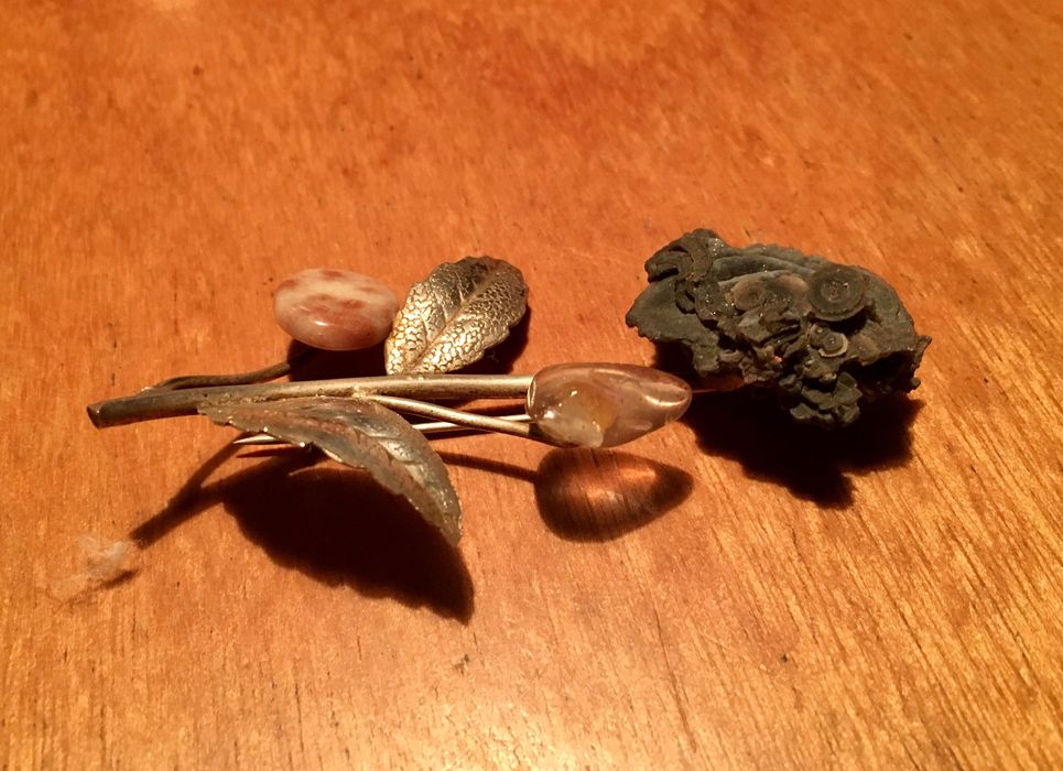 ALFINETE ARTESANAL - antigo - dimensões: 6,7 x 3,5 x 1 cm/s