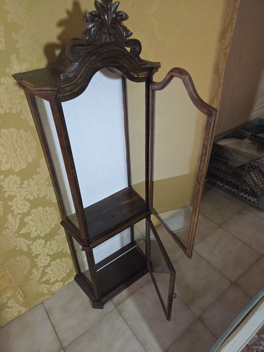 Oratório,  vitrine em castanho