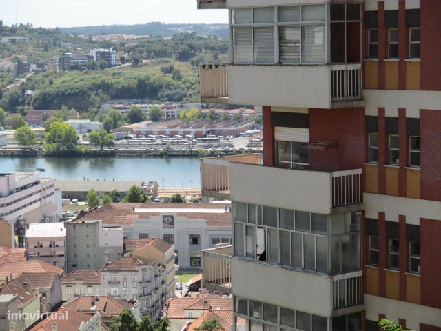 Apartamento T4 na Alameda da Conchada