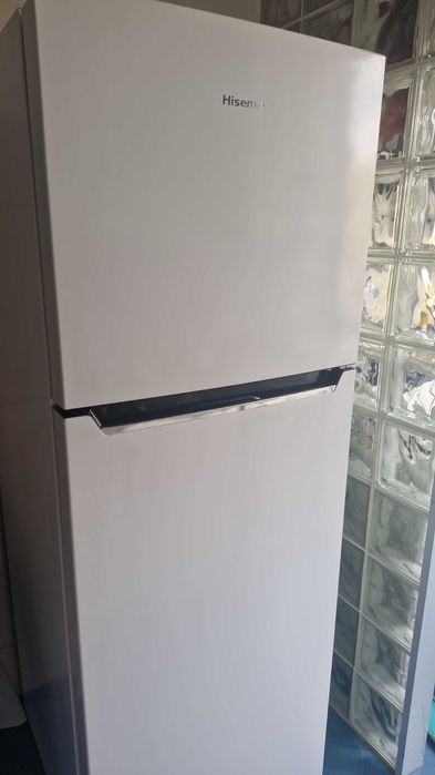 Vebdo Frigorifico Hisense   A+  excelente estado. Motivo mudança.
