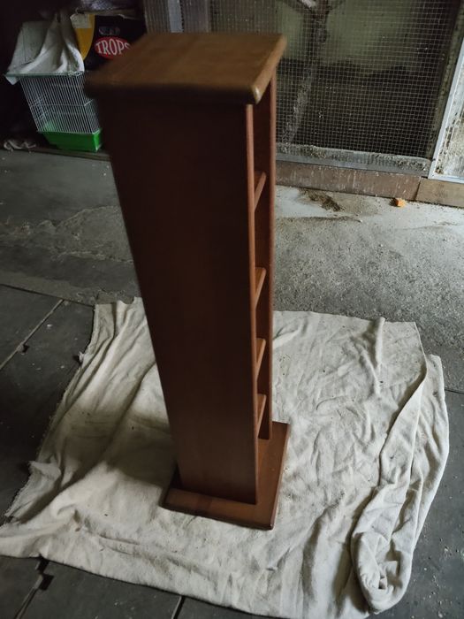 Móvel com prateleiras em pinho mel