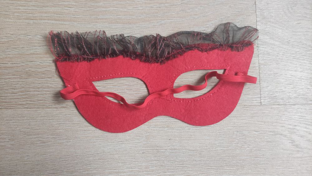Czerwona maska na twarz, przebranie na Halloween