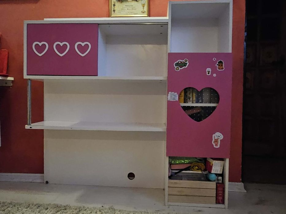 Piękna witrynka z szfka dla dziewczynki