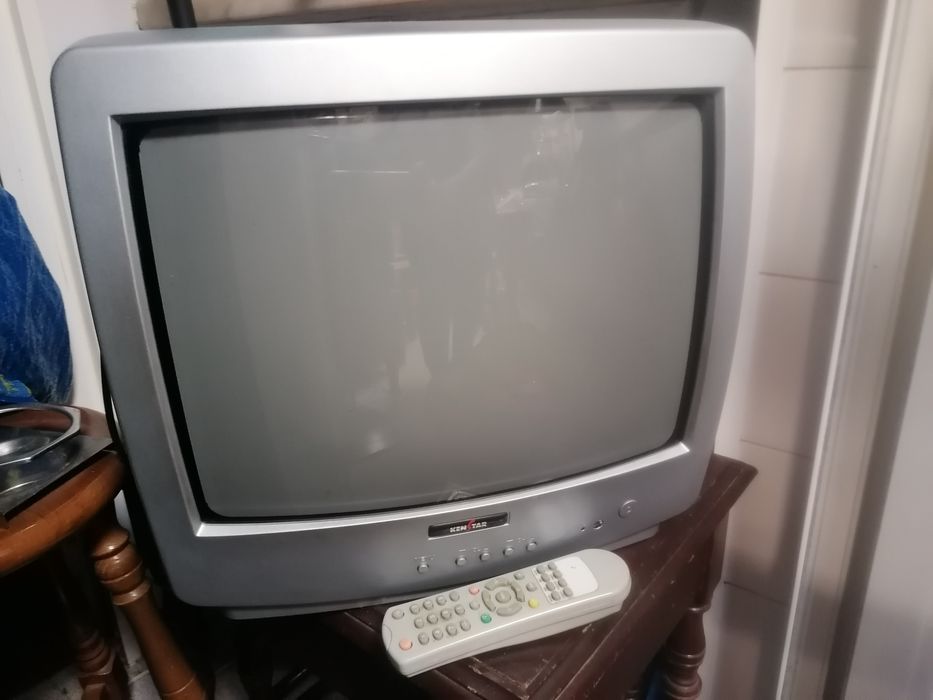Televisão pequena com comando