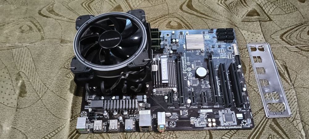 Материнська плата Gigabyte з процесором FX8350