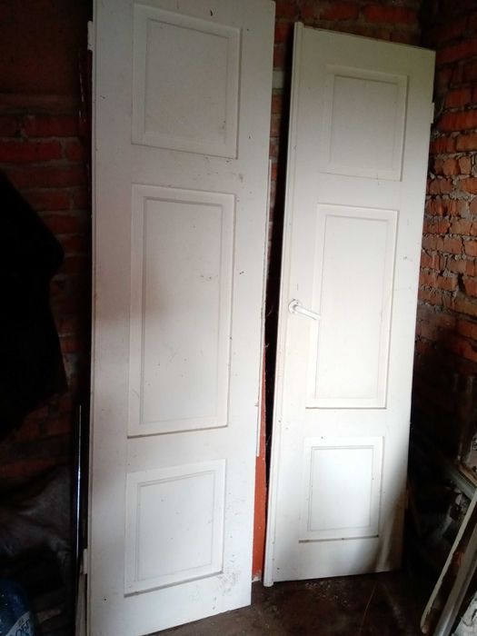 Двері дерев'яні міжкімнатні, міцні, у двох кольорах, б/в